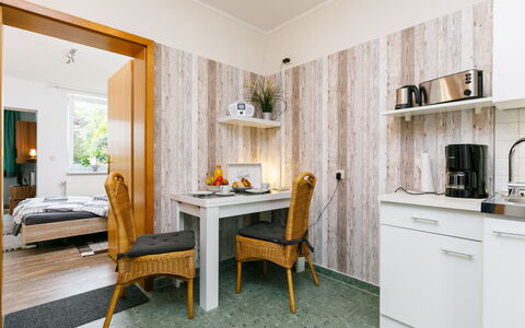 Tauber: Propiedad, Mueble, Gabinetes, Madera, Aparato De Cocina, Planta, Diseño De Interiores, Suelo, Mesa, Piso