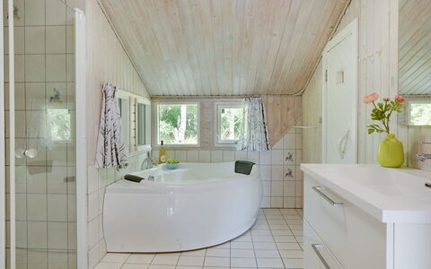 Hagbard - 2.6Km from the Sea: Diseño De Interiores, Piso, Arreglo De Tubería, Suelo, Techo, Baño, Bañera, Plomería, Casa, Grifo