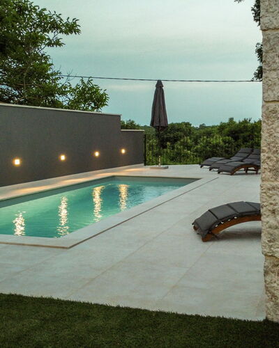 Villa Luca: Agua, Cielo, Planta, Piscina, Edificio, Árbol, Piso, Hierba, Paisaje, Ocio