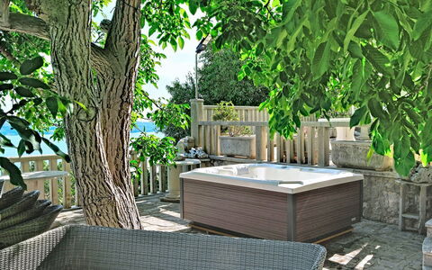 Villa Jolie Amazing Stone: Mueble, Mueble Para Exteriores, Silla, Bañera, Sombra, Cubierta, Jardín, Patio, Recurso
