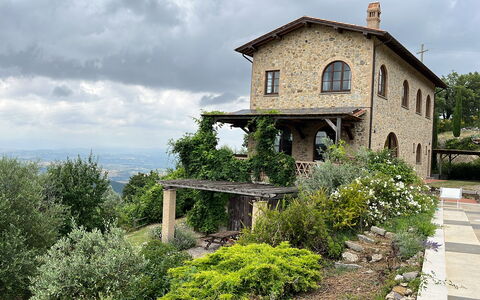 Villa Monticello: Cielo, Planta, Nube, Edificio, Ventana, Árbol, Casa, Hierba, Cabaña, Paisaje Natural