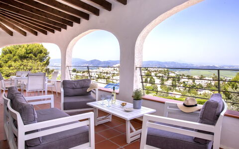 Casa la Torre: Agua, Mesa, Cielo, Nube, Mueble, Planta, Propiedad, Silla, Azur, Mesa Al Aire Libre