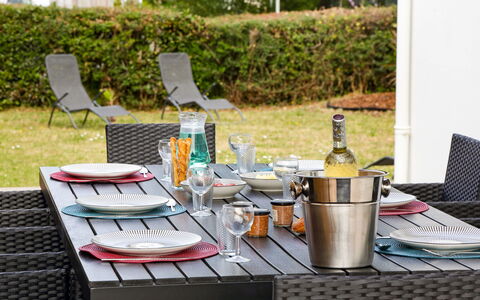 La Villa Dorée: Agua, Mesa, Cielo, Nube, Mueble, Planta, Propiedad, Silla, Azur, Mesa Al Aire Libre