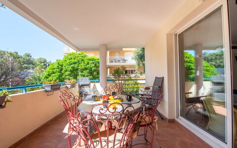 Le Cap Sud: Agua, Mesa, Cielo, Nube, Mueble, Planta, Propiedad, Silla, Azur, Mesa Al Aire Libre