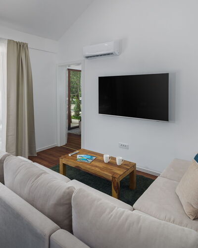 Luxury Bay Villa with Private Hot Tub 313.5