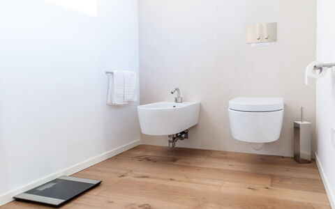 Villa Dalia Venezia: Arreglo De Tubería, Madera, Baño, Púrpura, Grifo, Piso, Suelo, Madera Dura, Material Compuesto