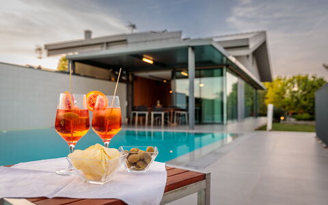 Villa Dalia Venezia: Nube, Cielo, Mesa, Propiedad, Mueble, Vajilla, Comida, Stemware, Copa De Vino