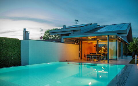 Villa Dalia Venezia: Agua, Cielo, Propiedad, Planta, Piscina, Azur, Nube, Sombra, Edificio, Mueble Para Exteriores