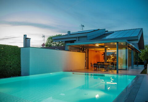 Villa Dalia Venezia: Agua, Cielo, Propiedad, Planta, Piscina, Azur, Nube, Sombra, Edificio, Mueble Para Exteriores