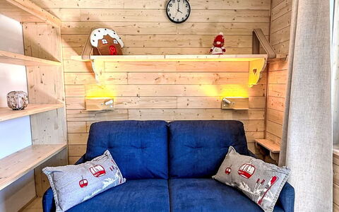 Val Thorens 540: Madera, Diseño De Interiores, Mueble, Piso, Suelo, Habitación, Sofá, Techo, Sala, Manchas De Madera