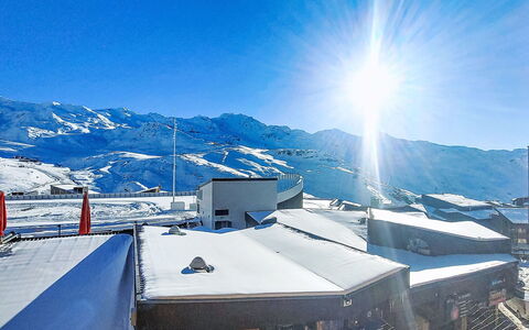 Val Thorens 540: Fachada, Puerta, Casa, Techo, Material Compuesto, Mueble Para Exteriores, Sombra, Inmuebles, Porche, Silla