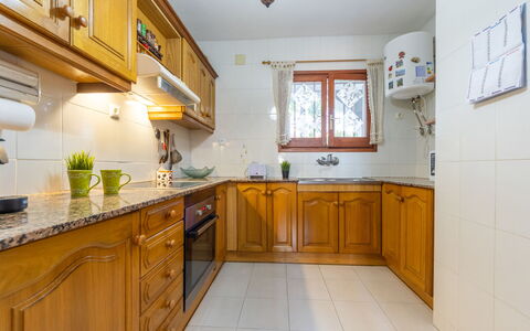 Llimona: Gabinetes, Propiedad, Mostrador, Ventana, Madera, Fregadero, Encendiendo, Lavabo, Diseño De Interiores, Cocina