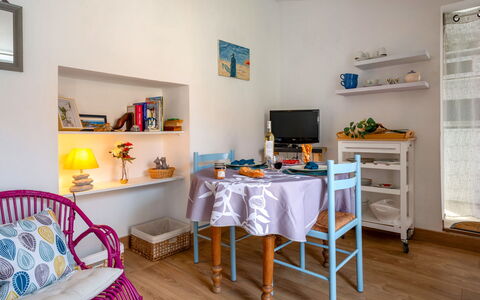 Jardin Secret: Mueble, Propiedad, Marco, Mesa, Estantería, Diseño De Interiores, Suelo, Sala, Madera, Piso