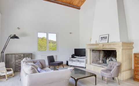 La Familiale: Cielo, Nube, Tiempo De Día, Propiedad, Edificio, Gabinetes, Madera, Arquitectura, Diseño De Interiores, Sombra