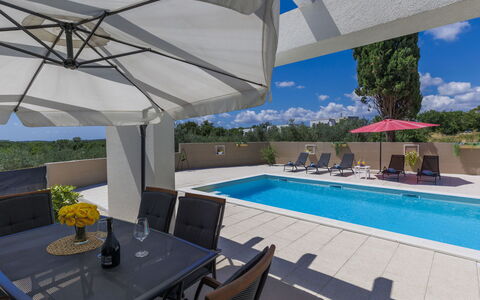 Noce: Mesa, Mueble, Planta, Propiedad, Agua, Paraguas, Silla, Piscina, Sombra, Azur