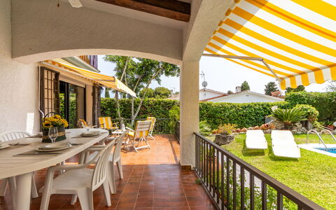 El Garrofer: Agua, Edificio, Planta, Cielo, Tiempo De Día, Propiedad, Piscina, Azur, Ventana, Árbol