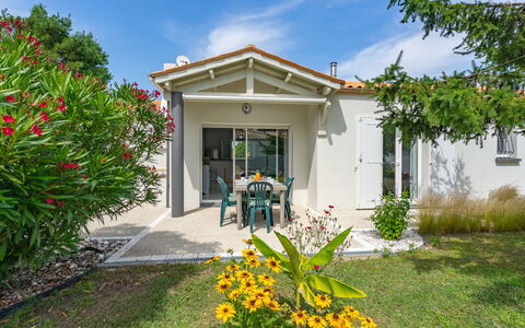 Villa Margarin: Agua, Edificio, Planta, Cielo, Tiempo De Día, Propiedad, Piscina, Azur, Ventana, Árbol