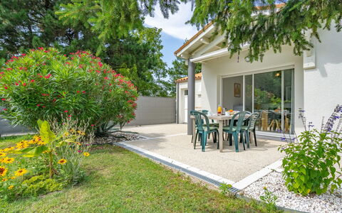 Villa Margarin: Agua, Edificio, Planta, Cielo, Tiempo De Día, Propiedad, Piscina, Azur, Ventana, Árbol