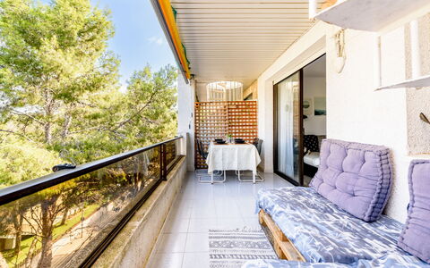 Uolas: Departamento, Sombra, Balcón, Condominio, Mueble Para Exteriores, Silla, Cerca, La Luz Del Día, Eco Hotel, Cubierta
