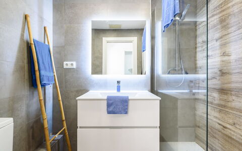 Uolas: Piso, Suelo, Diseño De Interiores, Baño, Arreglo De Tubería, Mueble De Baño, Loseta, Plomería, Baño, Habitación