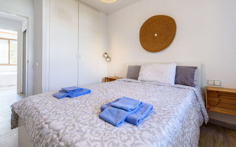 Uolas: Cama, Habitación, Lecho, Diseño De Interiores, Sábana, Suelo, Piso, Mueble, Pared, Madera