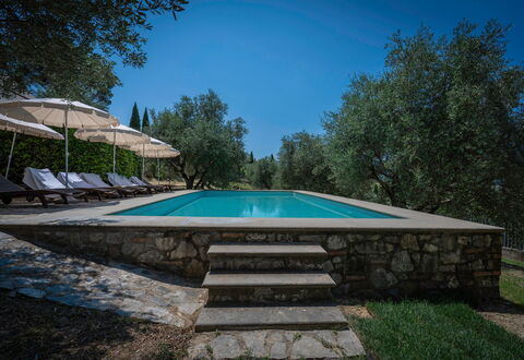 Villa Recanati, Val D'orcia, Private Pool, Jacuzzi: Agua, Cielo, Edificio, Planta, Piscina, Sombra, Árbol, Rectángulo, Casa, Mueble Para Exteriores