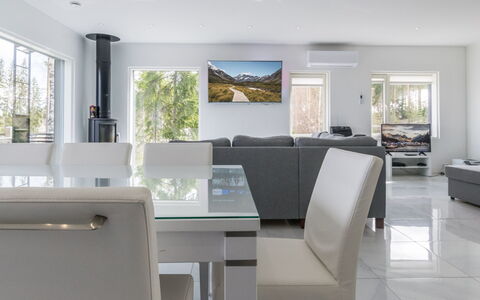 Villa Hirvas: Mueble, Diseño De Interiores, Piso, Suelo, Mesa, Techo, Cocina Y Comedor Mesa, Encendiendo, Silla, Casa