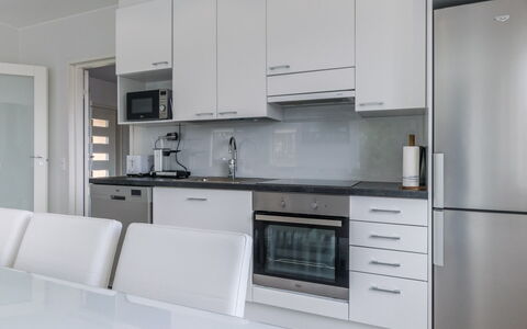 Villa Hirvas: Mueble, Diseño De Interiores, Piso, Suelo, Mesa, Techo, Cocina Y Comedor Mesa, Encendiendo, Silla, Casa