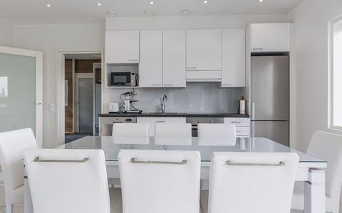 Villa Hirvas: Mueble, Diseño De Interiores, Piso, Suelo, Mesa, Techo, Cocina Y Comedor Mesa, Encendiendo, Silla, Casa