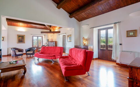 Villa Pagannoni: Mueble, Edificio, Comodidad, Madera, Sofá, Arquitectura, Diseño De Interiores, Suelo, Piso, Sala