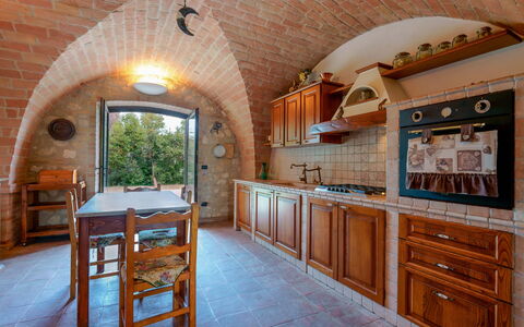 Villa Pagannoni: Mueble, Gabinetes, Mesa, Mostrador, Madera, Silla, Diseño De Interiores, Cocina, Suelo, Pared