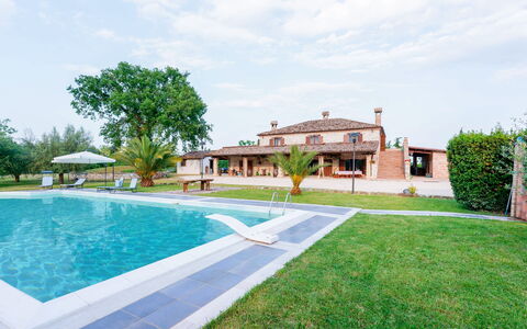 Villa Pagannoni: Agua, Cielo, Nube, Planta, Edificio, Propiedad, Árbol, Piscina, Casa, Hierba