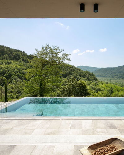 Panorama del Tartufo: Agua, Cielo, Nube, Propiedad, Planta, Azur, Rectángulo, Piscina, Árbol, Sombra