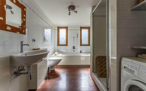 Belvedere, House With Private Pool And Garden, Rec: Espejo, Lavabo, Arreglo De Tubería, Grifo, Cuarto De Lavado, Baño, Edificio, Diseño De Interiores, Lavabo Del Baño, Madera