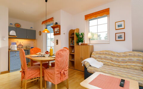Martin: Mueble, Mesa, Ventana, Silla, Madera, Naranja, Comodidad, Edificio, Suelo, Pared