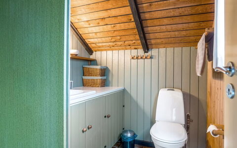 Eliza - 600M from the Sea: Madera, Arreglo De Tubería, Baño, Baño, Piso, Diseño De Interiores, Suelo, Plomería, Lavabo, Grifo