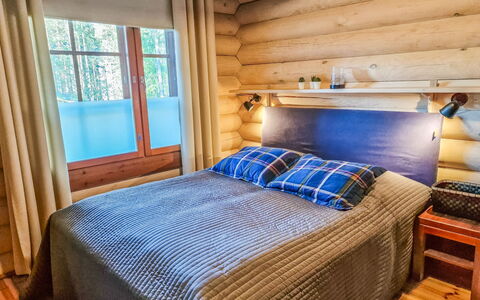 Pyöröpirtti: Cama, Mueble, Habitación, Diseño De Interiores, Lecho, Sábana, Piso, Madera, Suelo, Habitación