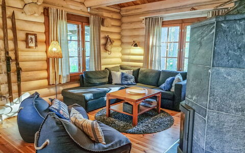Pyöröpirtti: Cama, Mueble, Habitación, Diseño De Interiores, Lecho, Sábana, Piso, Madera, Suelo, Habitación