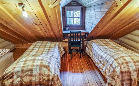 Pyöröpirtti: Cama, Mueble, Habitación, Diseño De Interiores, Lecho, Sábana, Piso, Madera, Suelo, Habitación