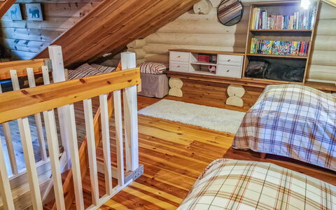 Pyöröpirtti: Cama, Mueble, Habitación, Diseño De Interiores, Lecho, Sábana, Piso, Madera, Suelo, Habitación