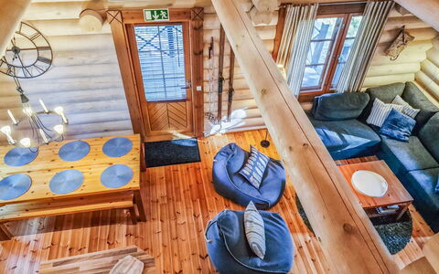 Pyöröpirtti: Cama, Mueble, Habitación, Diseño De Interiores, Lecho, Sábana, Piso, Madera, Suelo, Habitación