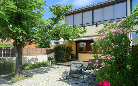 Palombe: Cielo, Planta, Mueble, Planta De La Comunidad, Mesa, Paisaje Natural, Silla, El Terreno Del Lote, Mueble Para Exteriores, Árbol