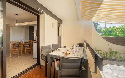 Palombe: Cielo, Planta, Mueble, Planta De La Comunidad, Mesa, Paisaje Natural, Silla, El Terreno Del Lote, Mueble Para Exteriores, Árbol