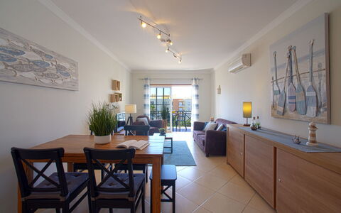 Sunny Beach Retreat: Cielo, Planta, Mueble, Planta De La Comunidad, Mesa, Paisaje Natural, Silla, El Terreno Del Lote, Mueble Para Exteriores, Árbol