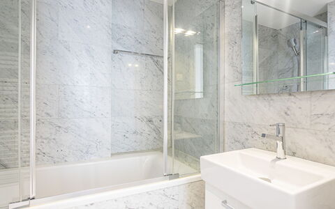 Le Jazz: Arreglo De Tubería, Grifo, Espejo, Alcachofa De La Ducha, Baño, Lavabo, Ducha, Diseño De Interiores, Suelo