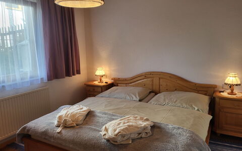 Sonnenschein B: Mueble, Propiedad, Edificio, Comodidad, Ventana, Madera, Lámpara, Encendiendo, Diseño De Interiores, Marco De La Cama