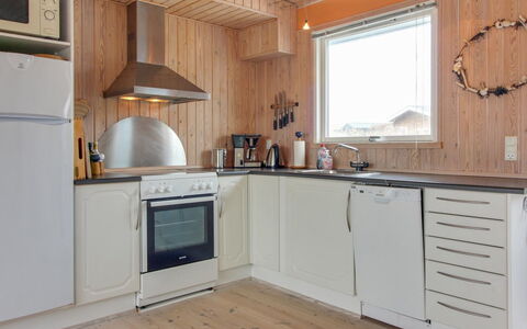Mitre - 300M from the Sea: Cocina, Madera, Aparato De Cocina, Electrodoméstico, Mostrador, Piso, Diseño De Interiores, Techo, Gabinetes, Mueble