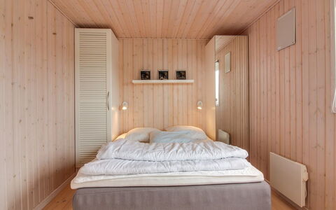 Mitre - 300M from the Sea: Habitación, Madera, Piso, Suelo, Cama, Diseño De Interiores, Techo, Mueble, Sábana, Habitación