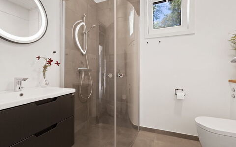 Sjo - 300M from the Sea: Baño, Arreglo De Tubería, Piso, Suelo, Diseño De Interiores, Baño, Mueble De Baño, Espejo, Lavabo, Grifo