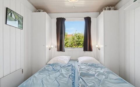 Eliene - 400M from the Sea: Madera, Habitación, Techo, Suelo, Casa, Cama, Marco De La Cama, Manchas De Madera, Madera Dura, Sábana